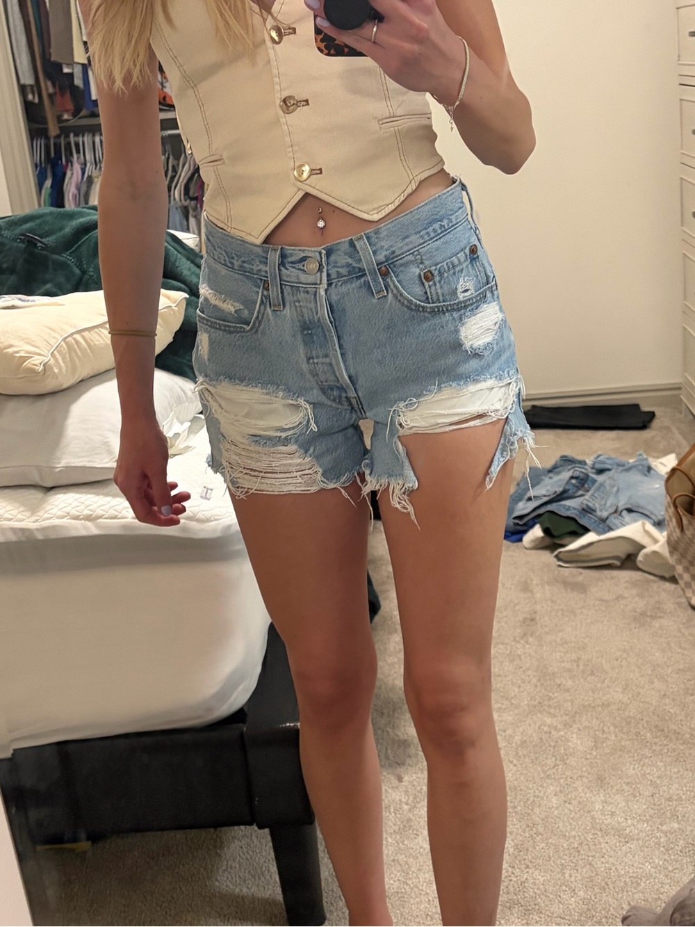 Women’s distressed Levi’s cutoff short